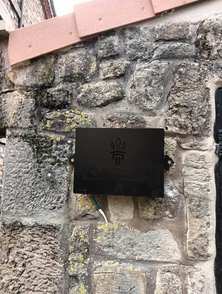 Seguridad y confianza en cerrajería Osfran, expertos en reparación y apertura de puertas en piedra.