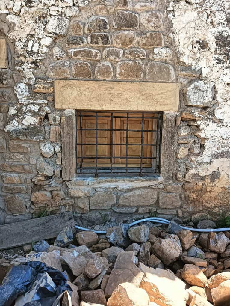 Puerta de hierro con reja de seguridad para ventanas, cerrajería Osfran en acción.