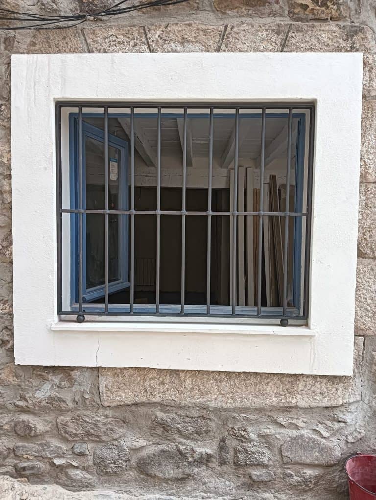Reja de seguridad para ventana antirobo, fabricación e instalación profesional.