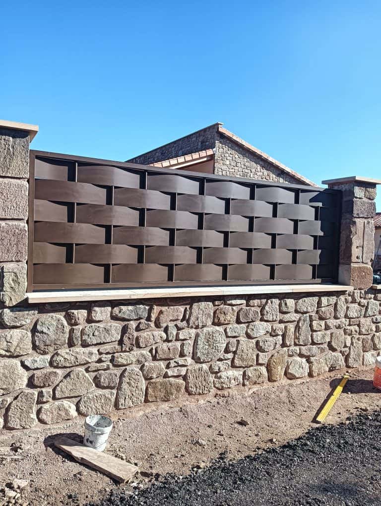 Reja de seguridad metálica en cerrajería Osfran, protección para tu hogar y negocio.