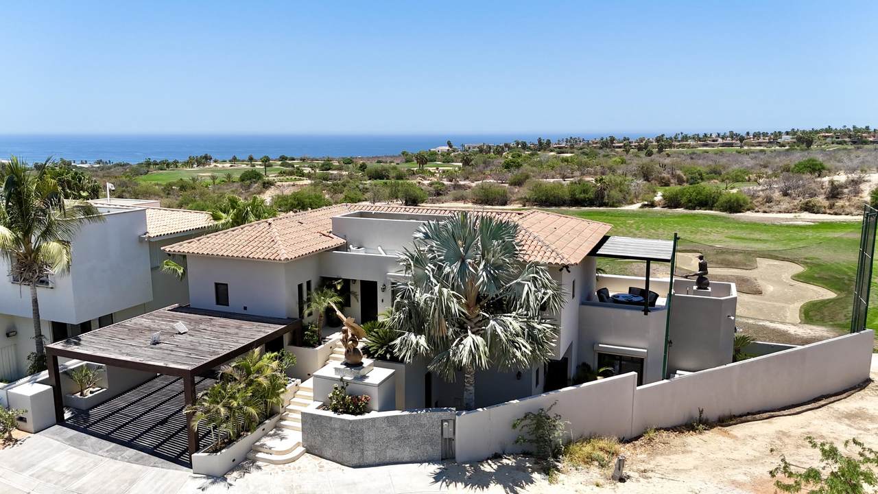 Home With A Golf Course View In Club Campestre