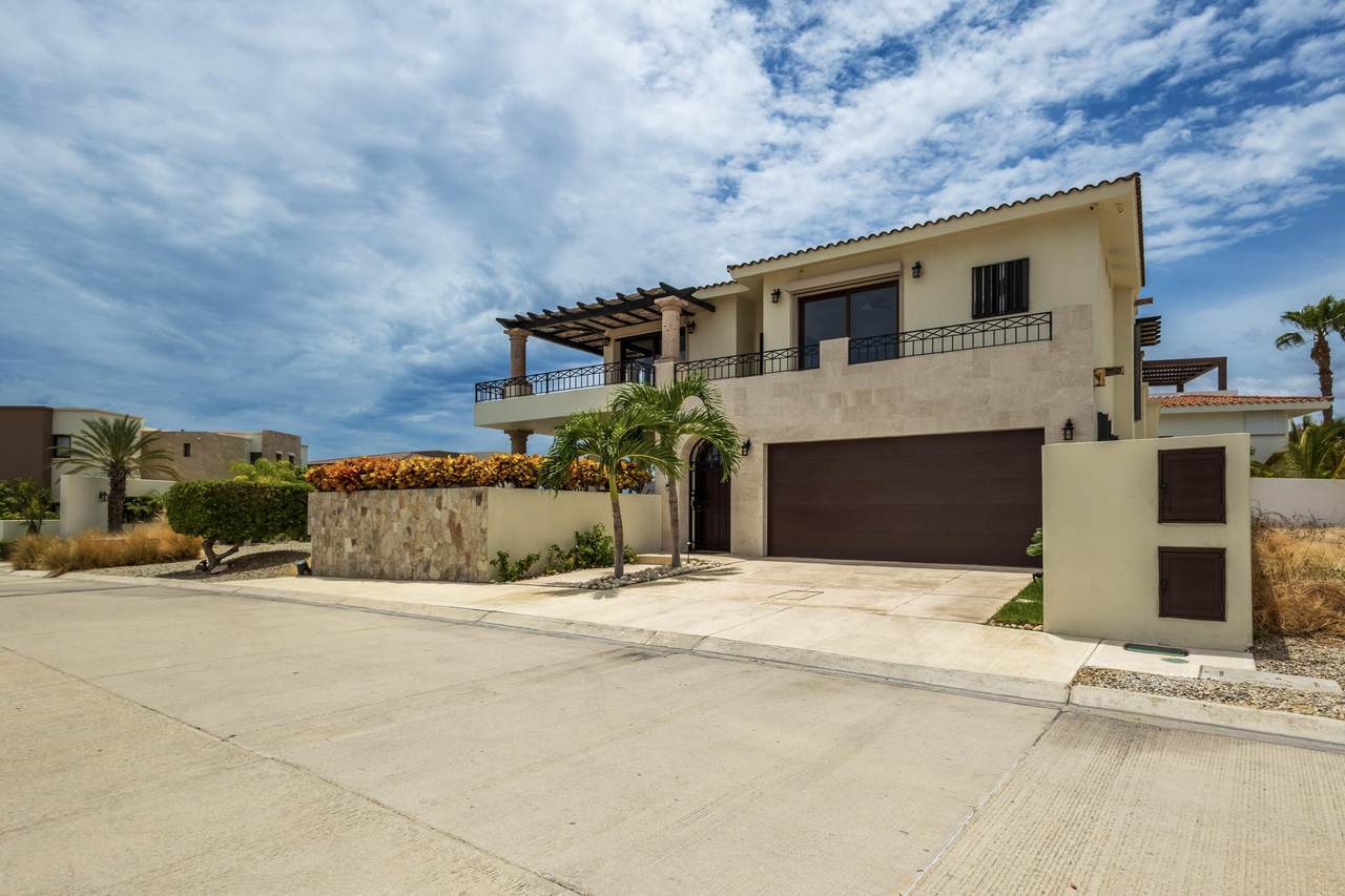 Club Campestre Villa With Modern Design And Spacious Balcony.