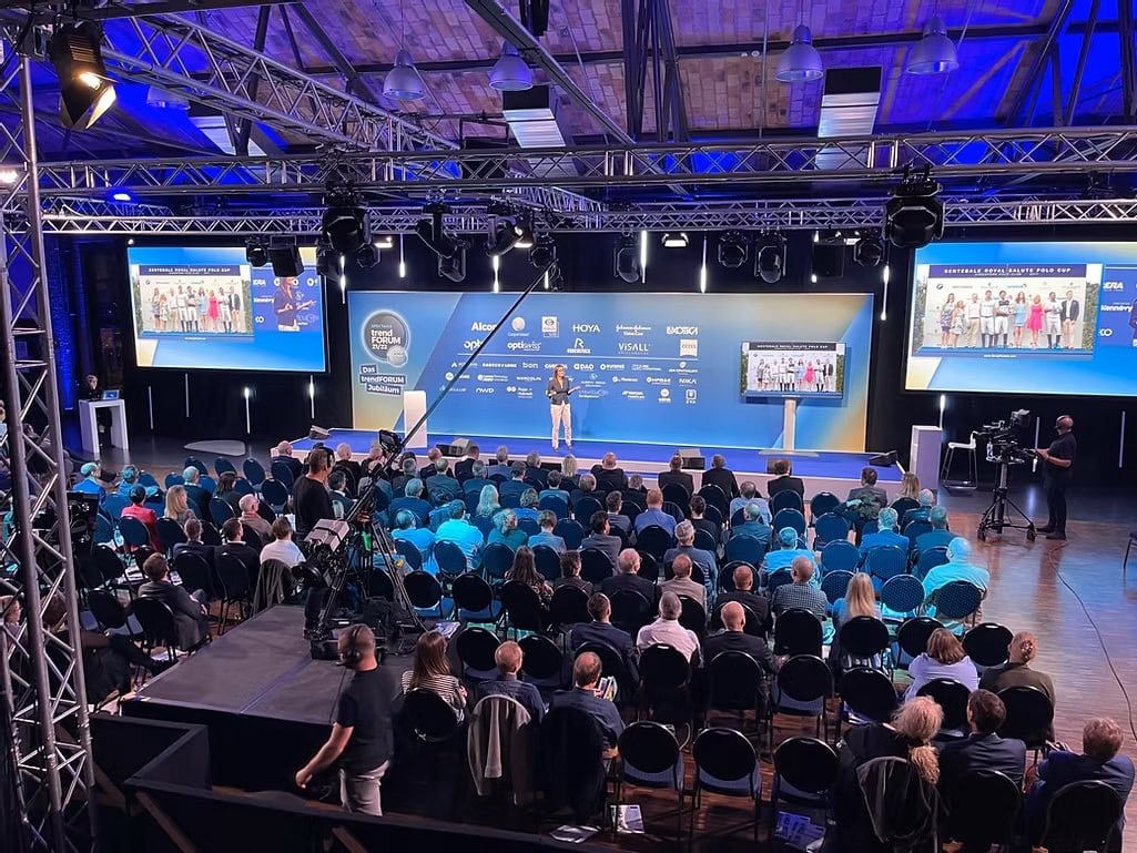 Sonja Piontek presenting to a conference audience