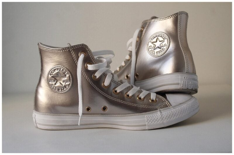 High-top canvas or leather shoes High-top canvas or leather shoes