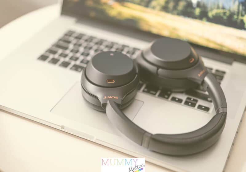 Noise cancelling headphones