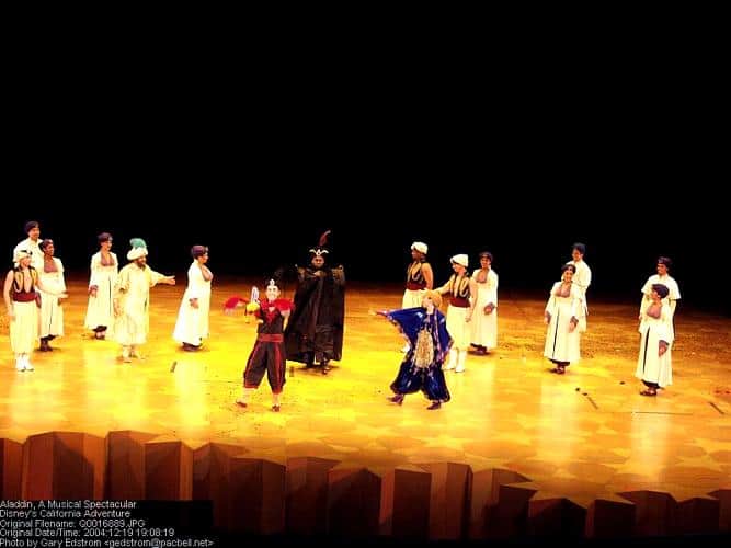 Aladdin and Genie dazzle guests on stage in vibrant costumes, bringing Aladdin Pictures’ enchantment to the theater audience.