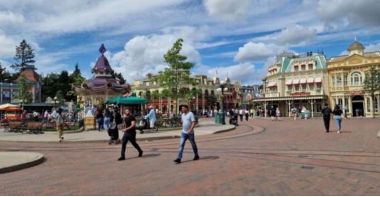 disneyland-paris-parks-vacant-empty-crowd-levels
