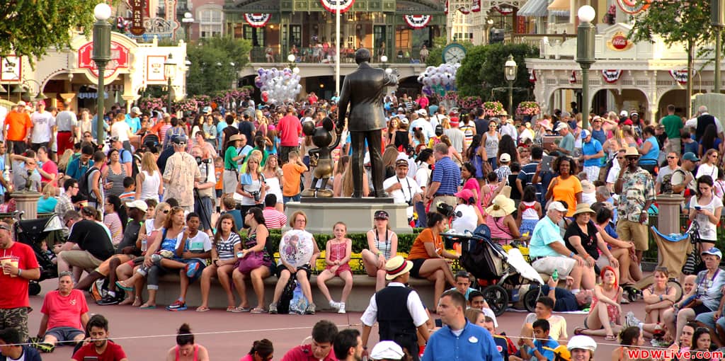 disney-crowd-magic-kingdom