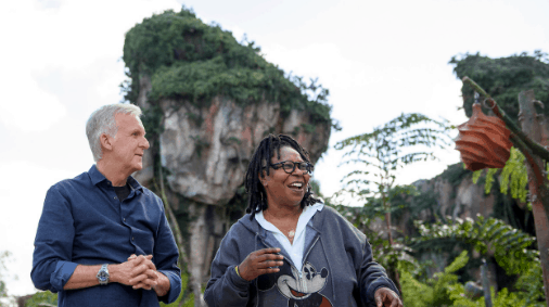 Guests smiling in front of Pandora’s iconic floating mountains and lush scenery at Disney’s Animal Kingdom.