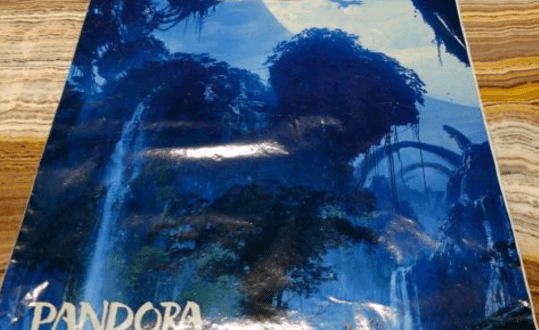 Pandora – The World of Avatar shopping bag, with floating mountains and vibrant blue scenery from Disney’s Animal Kingdom.