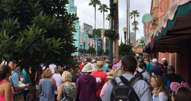 disney-crowd-guests