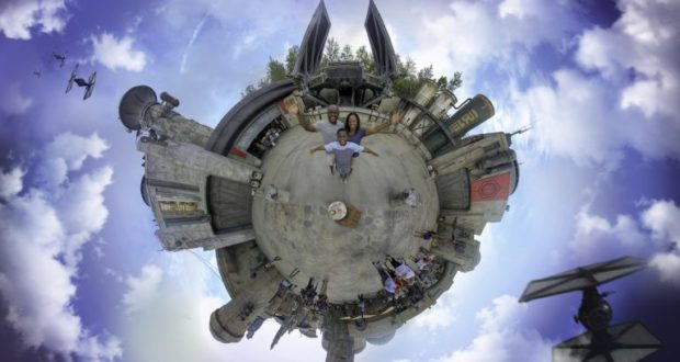 Explore Batuu at Star Wars: Galaxy’s Edge, where the planet comes alive with starships soaring above in this immersive 360° view.