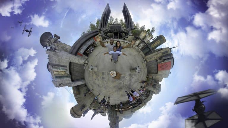 Explore Batuu at Star Wars: Galaxy’s Edge, where the planet comes alive with starships soaring above in this immersive 360° view.