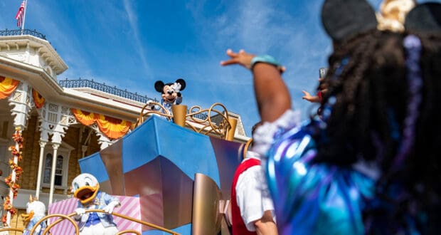 disney-world-guests-mickey-parade