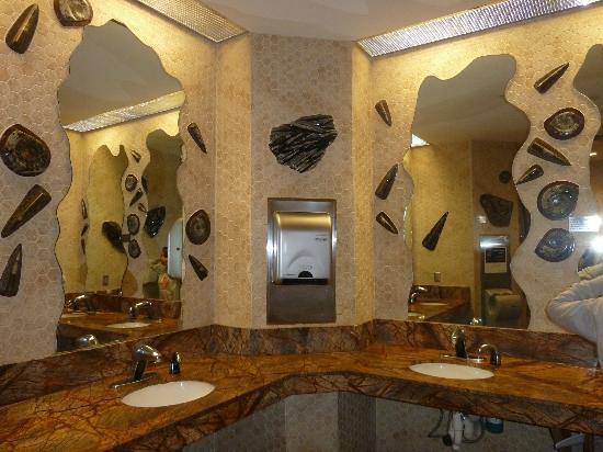 trex-bathoom-disney-springs