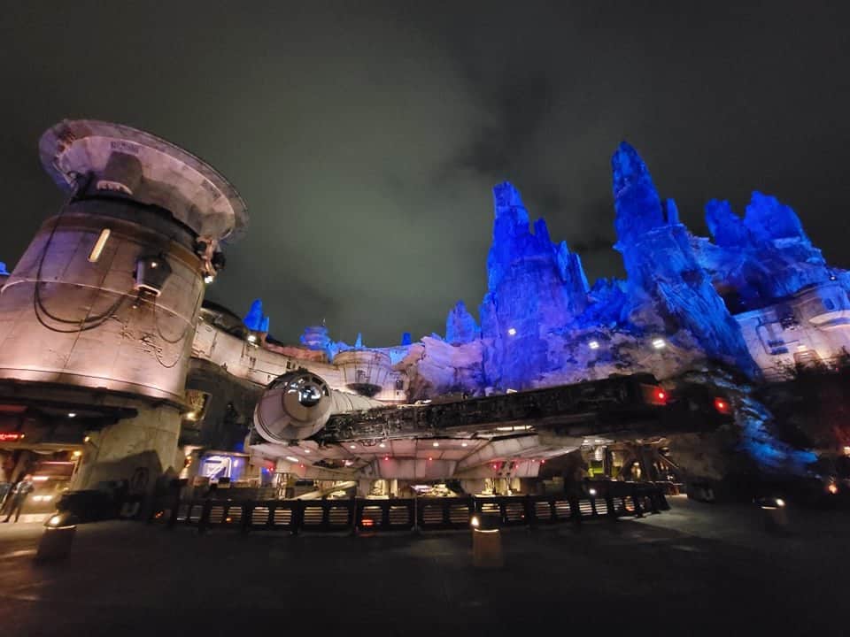 millennium-falcon-smugglers-batuu-star-wars