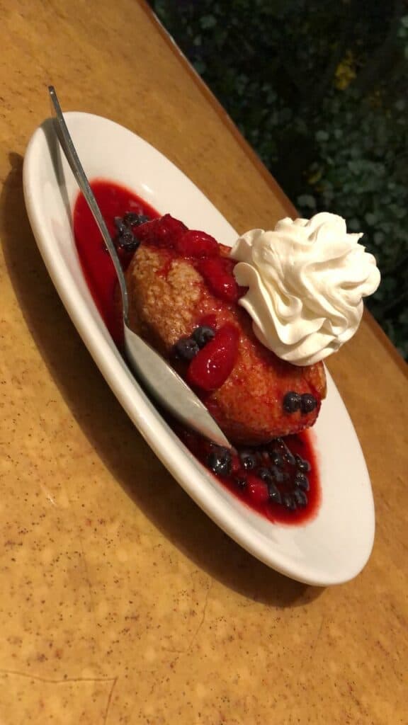 garden-grill-epcot-berry-short-cake