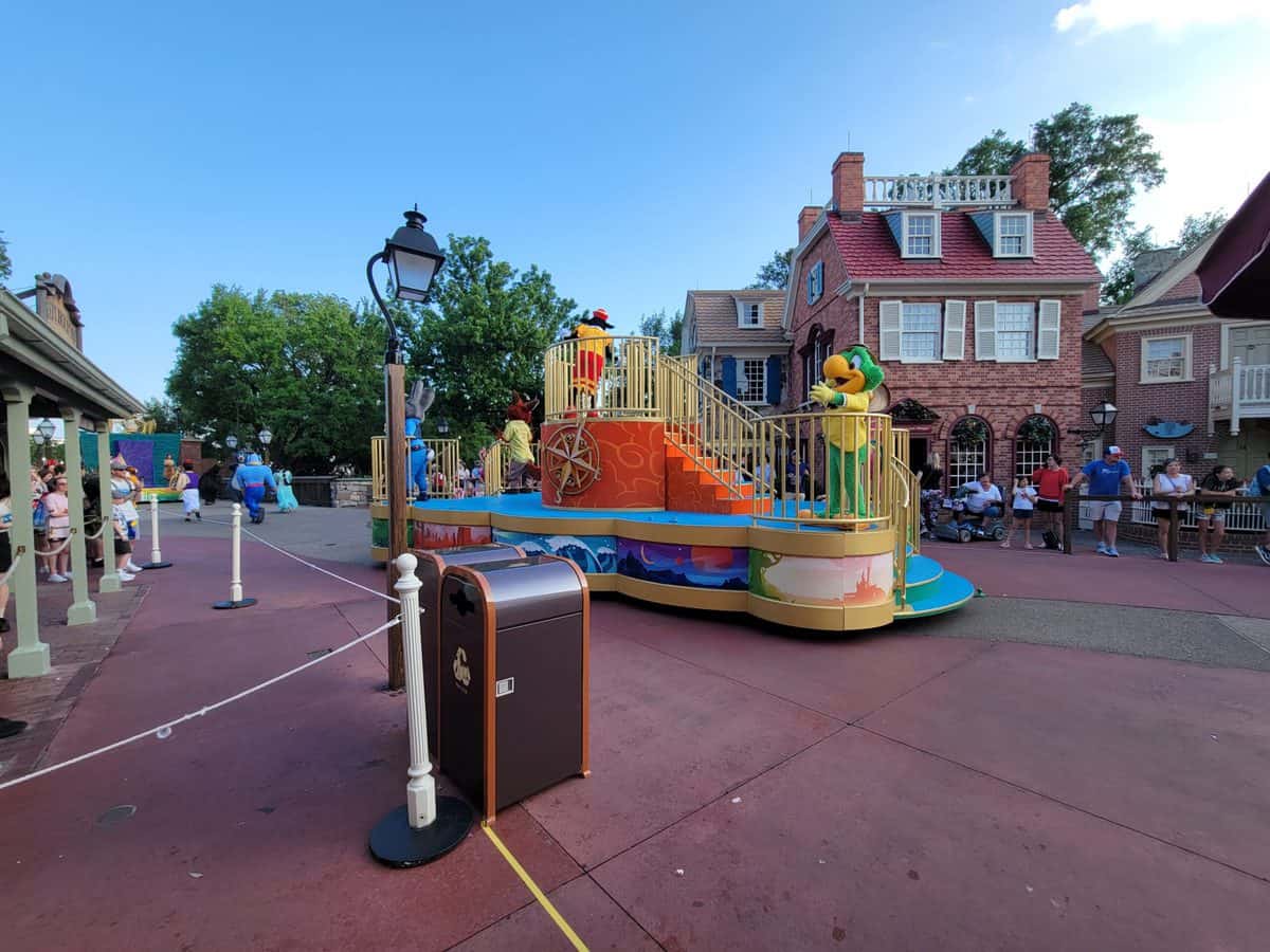 parade-magic-kingdom-three-cabelleros