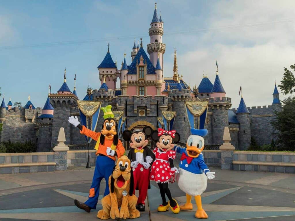disneyland-park-with-characters