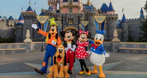 disneyland-park-with-characters