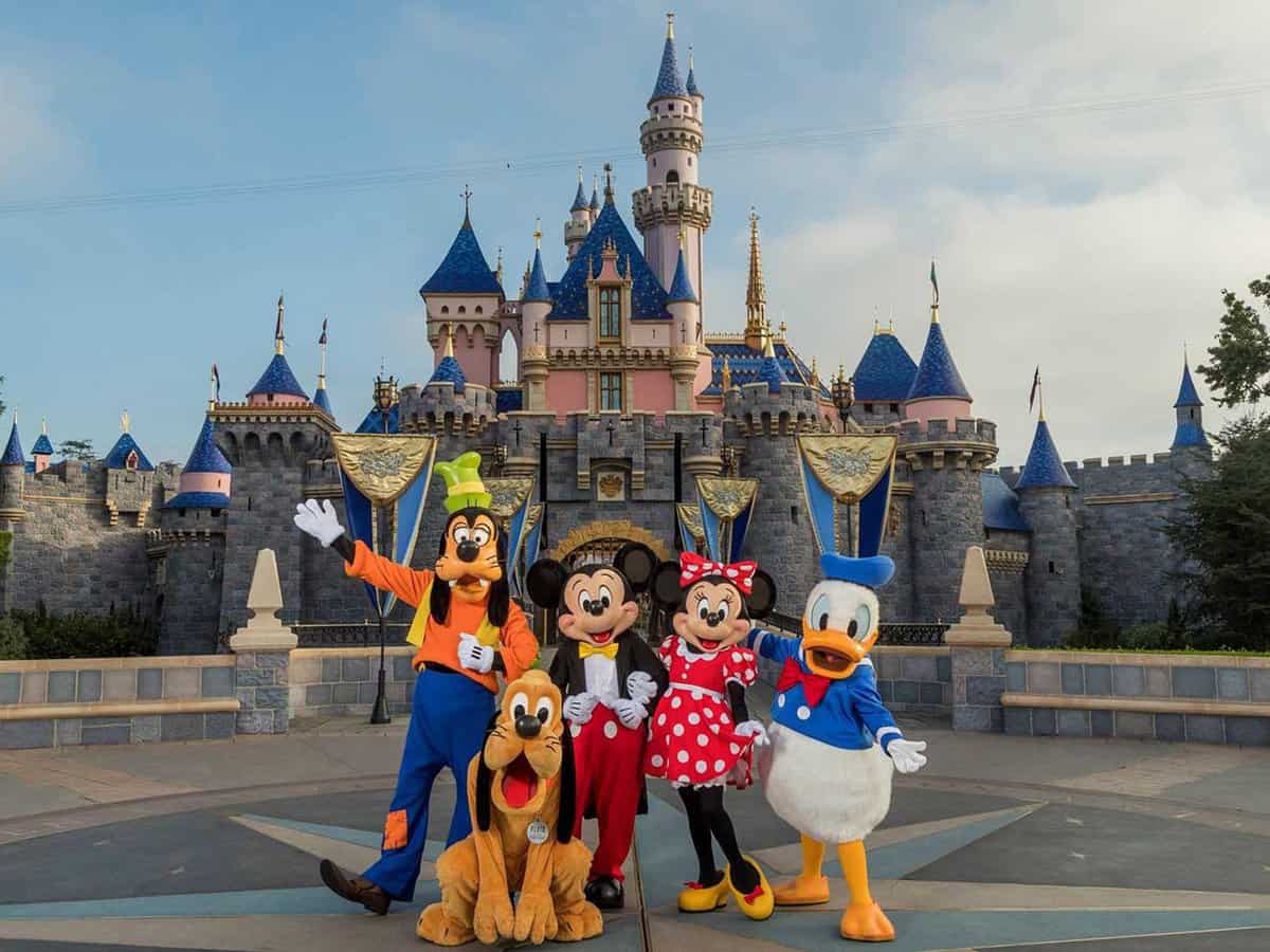 disneyland-park-with-characters