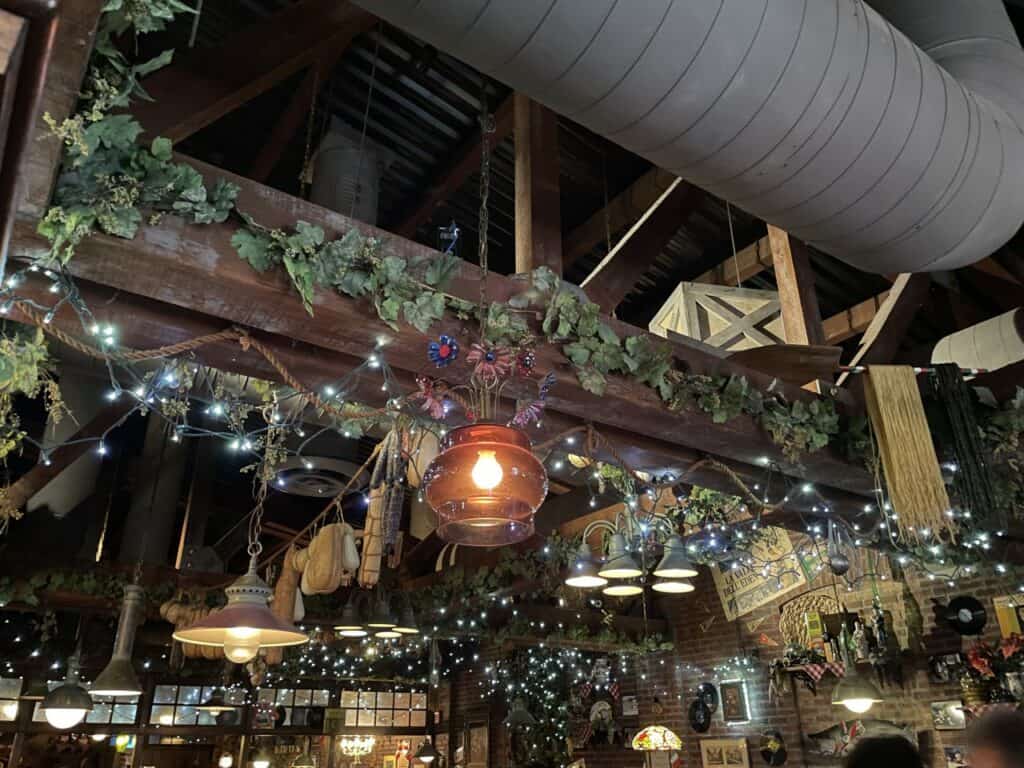 mama-melroses-decor