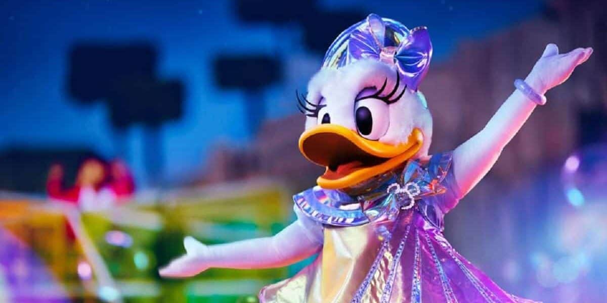 Daisy Duck poses in a seasonal look.