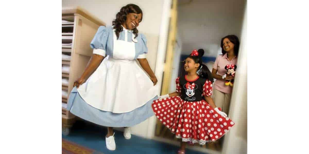 Housekeeping Cast Member and Guests at the Walt Disney World Resort