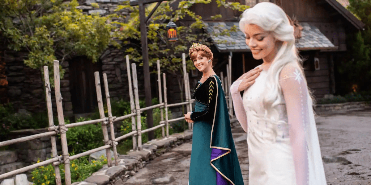 Anna and Elsa at Sommerhus