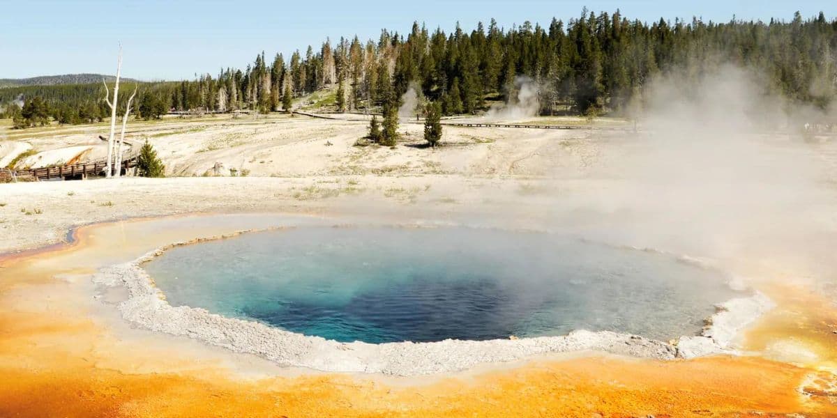 yellowstone national park geyser