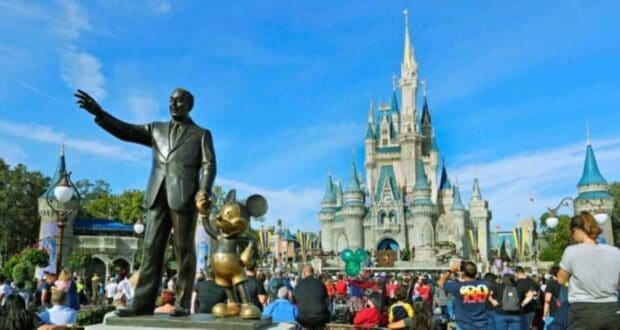 Magic Kingdom Walt Statue