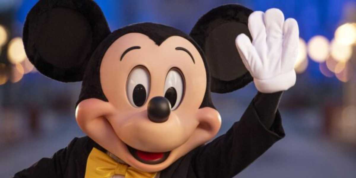 Mickey mouse image waving his hand
