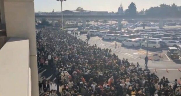 Disney Theme Parks Thousands of Guests