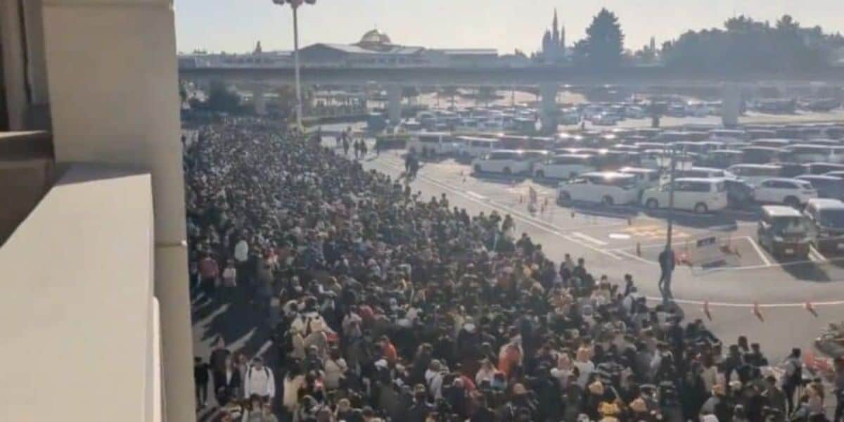 Disney Theme Parks Thousands of Guests