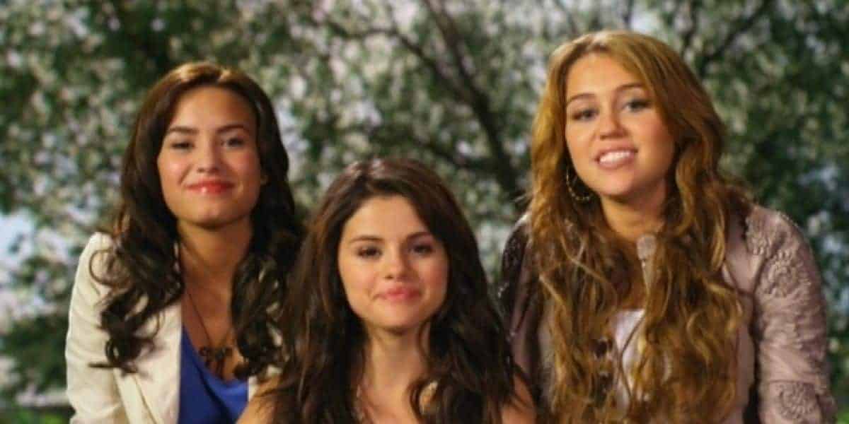 Demi Lovato, Selena Gomez, and Miley Cyrus in 2009