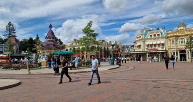 Disney Park Guests