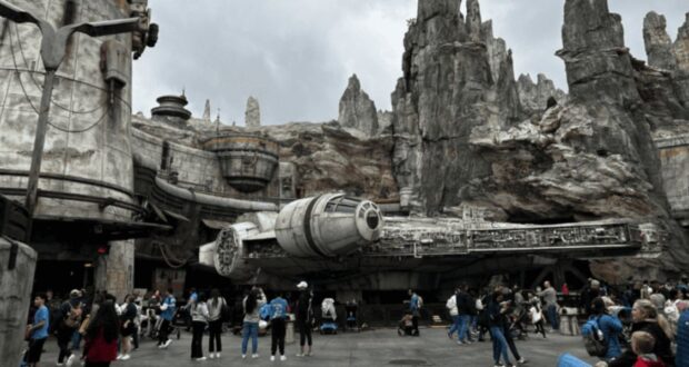 Millenium Falcon Star Wars Galaxys Edge