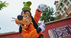 Goofy poses at Disneyland Paris