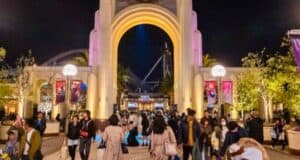 Crowds at the entrance of Universal Studios Japan