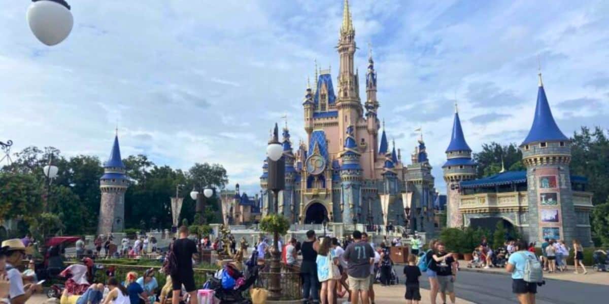 Magic kingdom crowds on happily ever after finale night