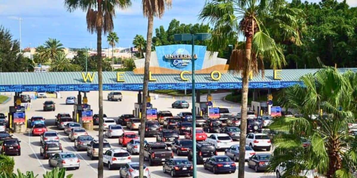 Multiple cars attempting to gain access to the Universal Orlando Resort parks