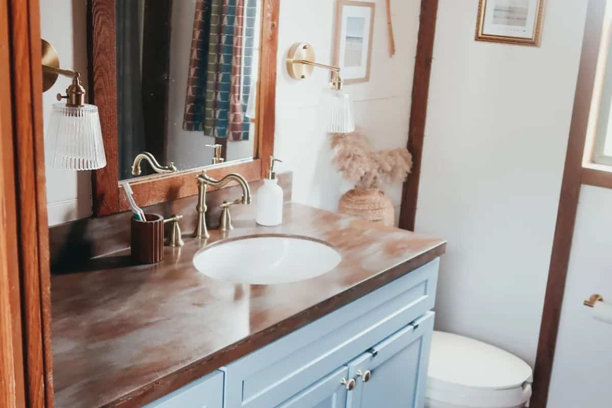 The updated bathroom in the cabin. 