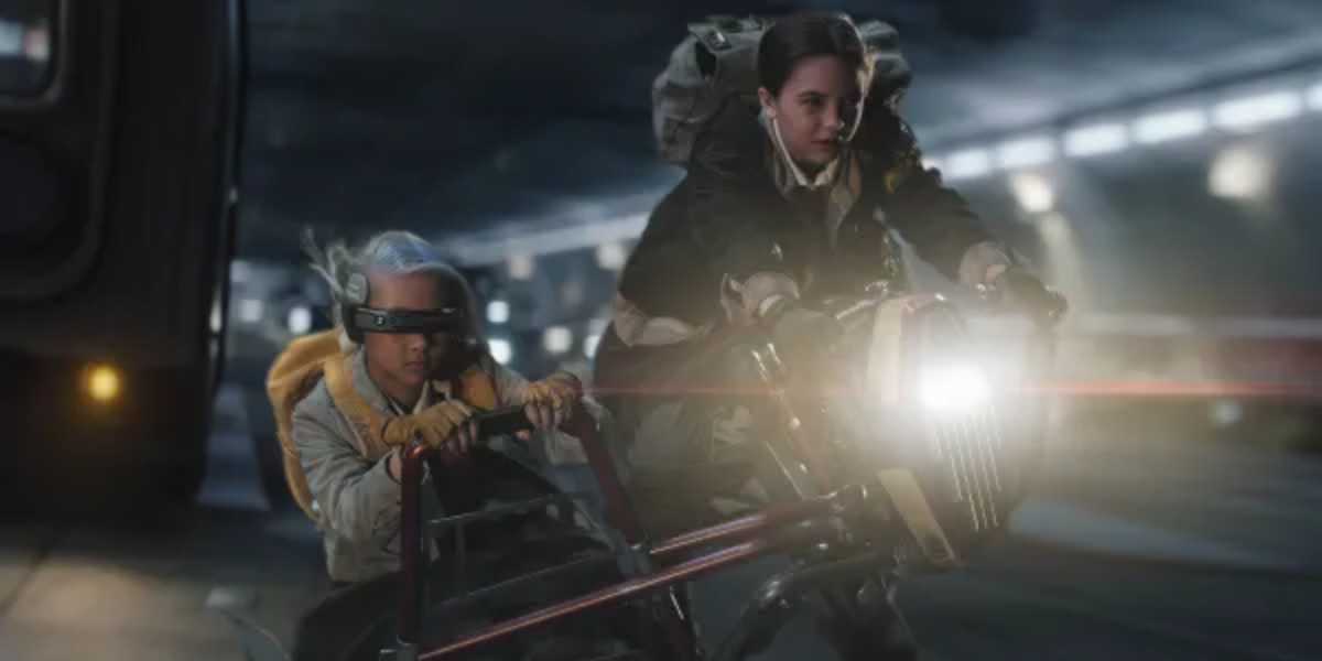 L to R: Kyriana Kratter as KB and Ryan Kiera Armstrong as Fern in 'Skeleton Crew'