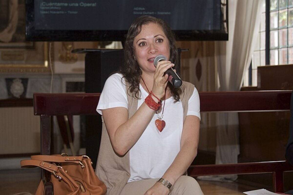 Lourdes Ambriz Márquez in the middle of a performance. 