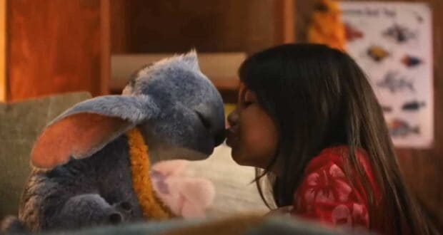 Lilo kisses Stitch's nose