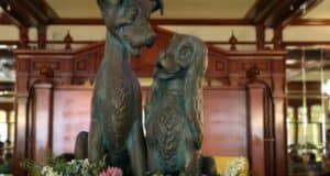 Lady and the Tramp bronze statue at Disney World.