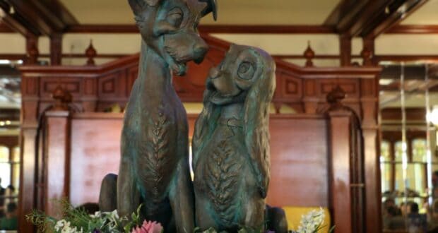 Lady and the Tramp bronze statue at Disney World.