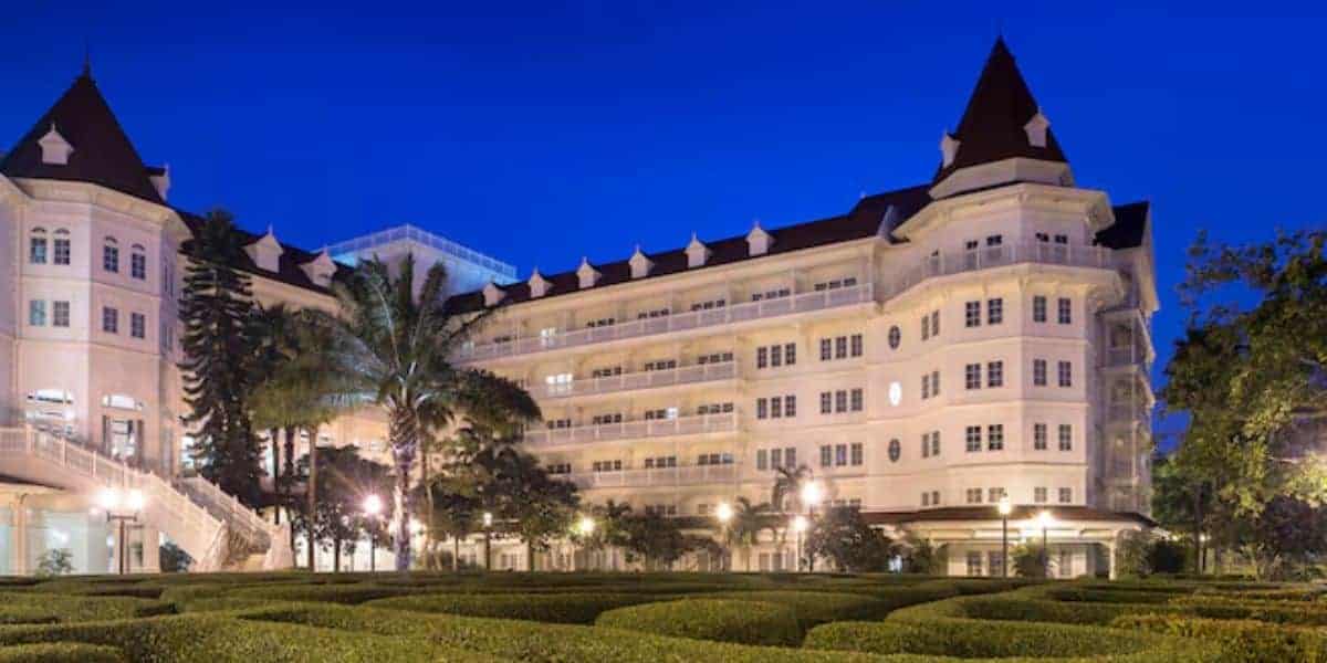 The Grand Floridian Resort & Spa at Walt Disney World illuminated at night.