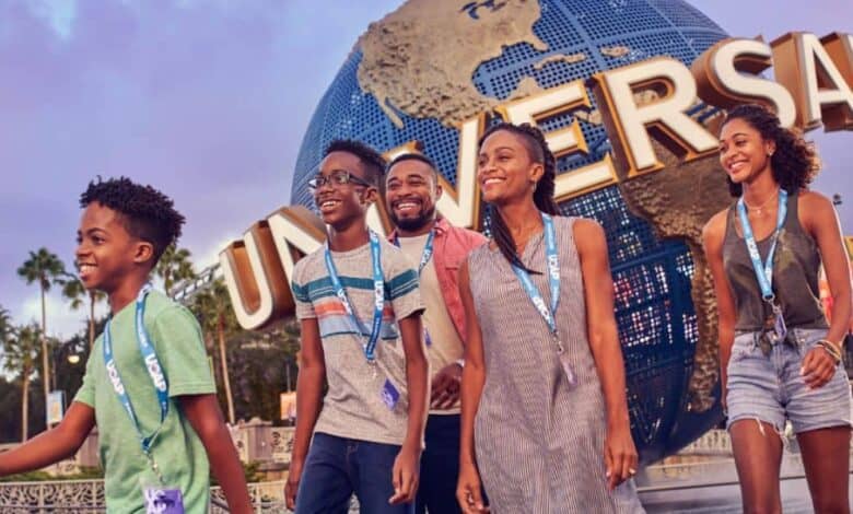 A family walking in front of the Universal Orlando globe during Holidays at Universal Orlando.