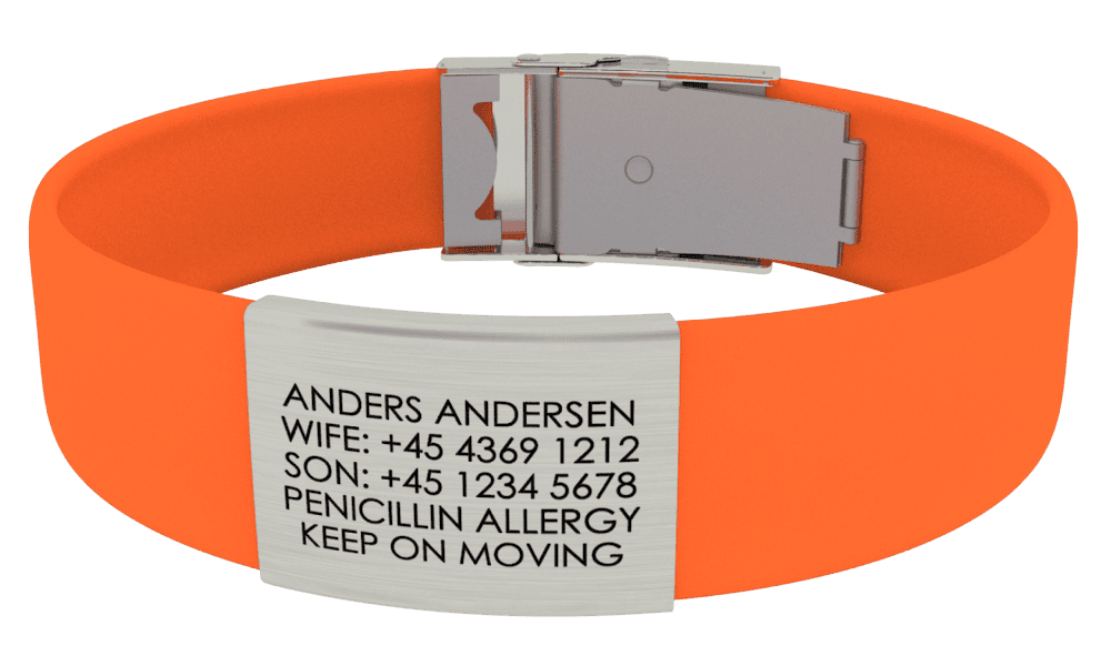 DJUVA Beat ID armbånd: Orange silikone ID-armbånd med en grå graveret plade, der viser kontaktoplysninger og allergioplysninger.